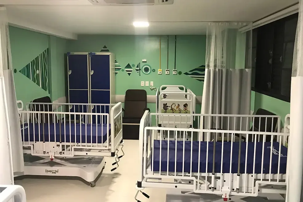 Quarto infantil equipado com camas Hospimetal